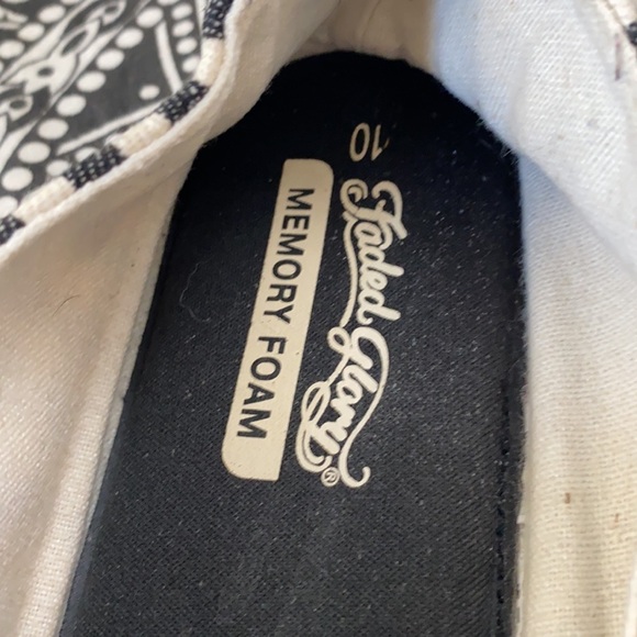 Striped slip ons 🖤 - Picture 3 of 11